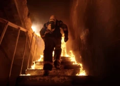 Ugunsgrēki divās piecstāvu daudzdzīvokļu mājās Rīgā; glābj un evakuē desmitiem cilvēku