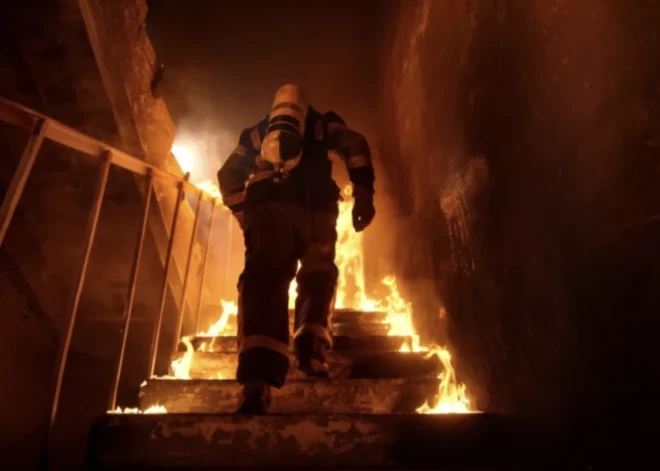 Ugunsgrēki divās piecstāvu daudzdzīvokļu mājās Rīgā; glābj un evakuē desmitiem cilvēku