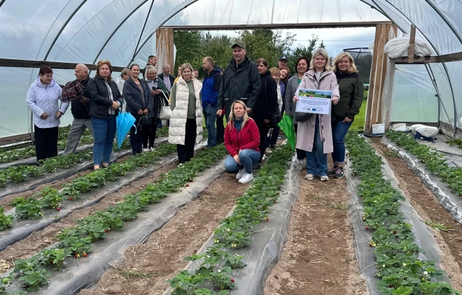 Saimnieki iepazīst dažādu saimniecību specifiku un labprāt ielūkojas arī siltumnīcā. Foto: no Ivitas Jakušonokas personīgā arhīva.