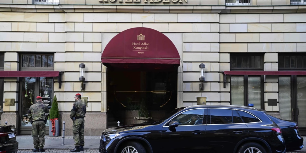 Militārās policijas pārstāvis stāv pie viesnīcas "Adlon" ieejas 2025. gada 14. decembrī Berlīnē.
