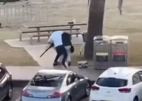 Drosmīgs garāmgājējs Austrālijas apšaudē atbruņo uzbrucēju. 