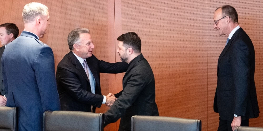 Zelenskis Berlīnē tiekas ar ASV pārstāvjiem. 