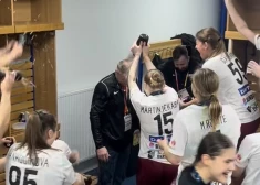 Ūdens duša treneriem: Latvijas florbolistes svin piekto vietu pasaules čempionātā. VIDEO