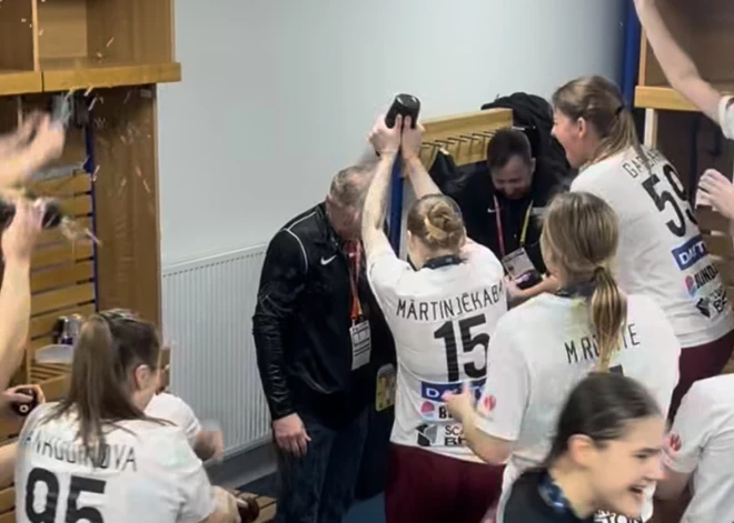 Ūdens duša treneriem: Latvijas florbolistes svin piekto vietu pasaules čempionātā. VIDEO