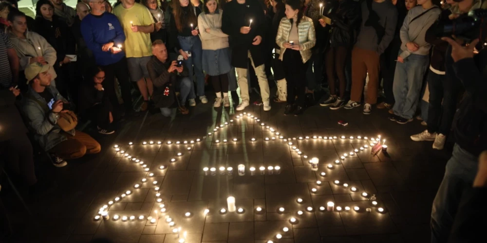 Austrālijā diviem uzbrucējiem apšaudot ebreju svētku pasākumu, 15 nogalinātie. 