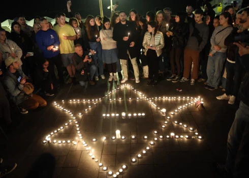 Austrālijā diviem uzbrucējiem apšaudot ebreju svētku pasākumu, 15 nogalinātie. 