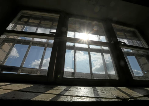 Karantīnas periodā nenotiks ieslodzīto pārvietošana uz citām ieslodzījuma vietām, izņemot drošības apsvērumu gadījumus un pārvietošanu uz Latvijas Cietumu slimnīcu. 