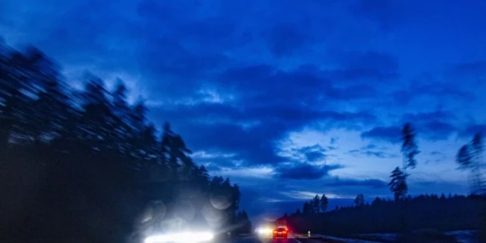 Pirmdienas rītā vietām Vidzeme un Latgalē autoceļi ir sniegoti un apledo.