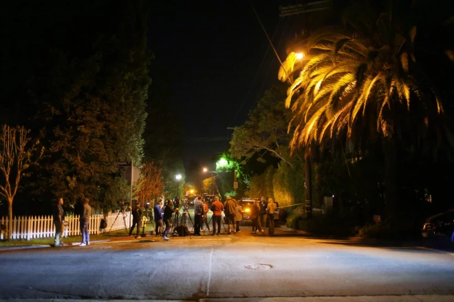 Журналисты собрались у дома Роба Райнера.