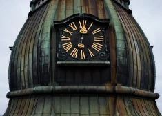 Pēc vairāku gadu desmitu pārtraukuma Rīgas Svētā Pētera baznīcas torņa pulkstenis atkal rāda pareizu laiku