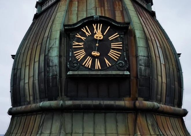 Pēc vairāku gadu desmitu pārtraukuma Rīgas Svētā Pētera baznīcas torņa pulkstenis atkal rāda pareizu laiku