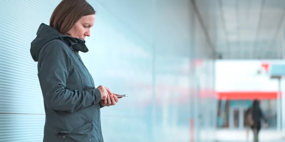 Более безопасным выбором будет мобильный телефон с предоплаченной картой, от которого после поездки можно избавиться.