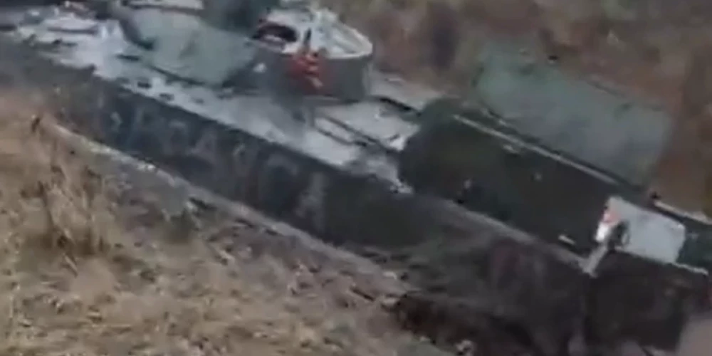 Iestigušais krievu okupantu tanks Ukrainā (ekrānuzņēmums no video)