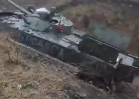 Iestigušais krievu okupantu tanks Ukrainā (ekrānuzņēmums no video)