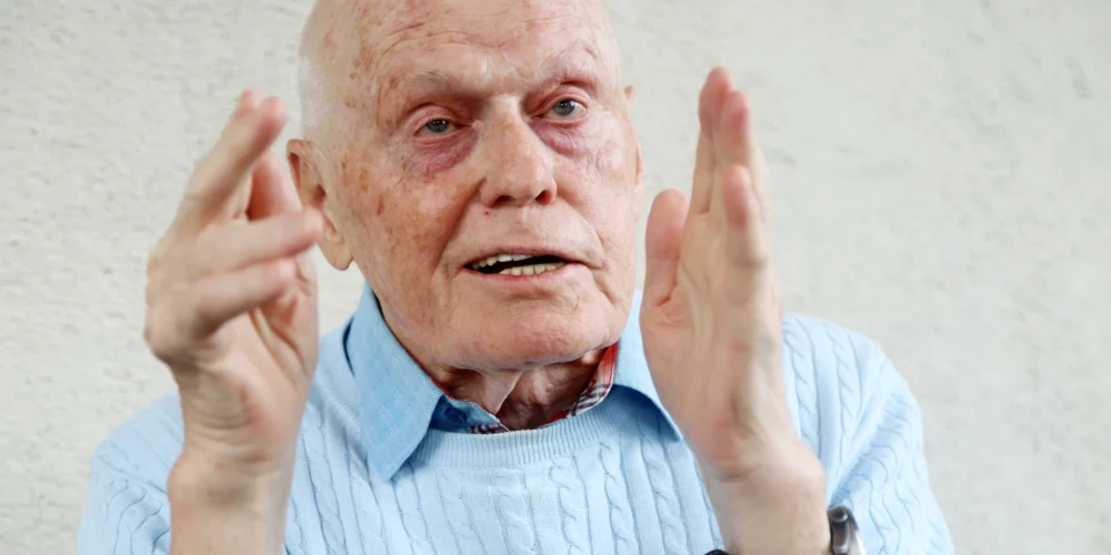 Валдис Биркавс признает, что сейчас ему нередко стыдно за происходящее в Латвии.