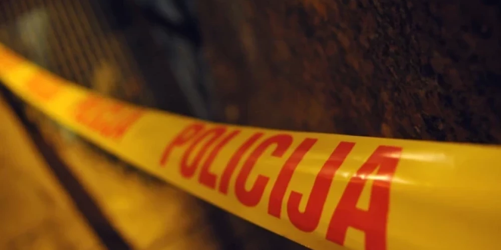 Nolūkā nonāvēt sievieti, apsūdzētais tīši ar iegarenas formas trulu priekšmetu saspieda cietušās kaklu, kas izraisīja sievietes nāvi.