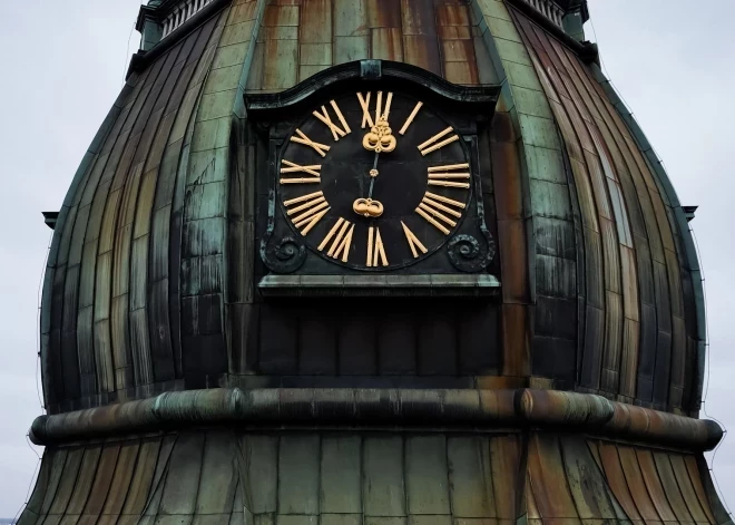 Главные часы Риги вернулись: на башне Святого Петра снова точное время