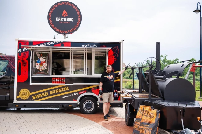 “Sākām ar sešiem produktiem, un nu ražojam vairāk nekā 60, turklāt izstrādē ir vēl citi. Plānojam nākamgad sasniegt ap 100 produktiem – tās ir garšvielas, marinādes, glazūras, mērces un citas lietas, kuras piedāvājam mūsu sadarbības partneriem Latvijā un ārpus mūsu valsts robežām. Savu produkciju eksportējam uz 14 valstīm Eiropā. Tagad arī cepam, kūpinām un mācām citus entuziastus radīt gardus produktus,” atklāj Kristaps.