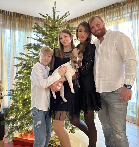 "Uzņēmumā strādā arī Kristapa dzīvesbiedre, savukārt abi bērni, kuriem pašlaik 11 un 17 gadi, gan vēl neiesaistās biznesa lietās. “Šobrīd viņu prioritātes ir skola un sports, tad viss pārējais. Viņiem jābauda jaunība un prieks, kas piemīt šim vecumam, to sabojāt nedrīkst,” uzskata Kristaps.