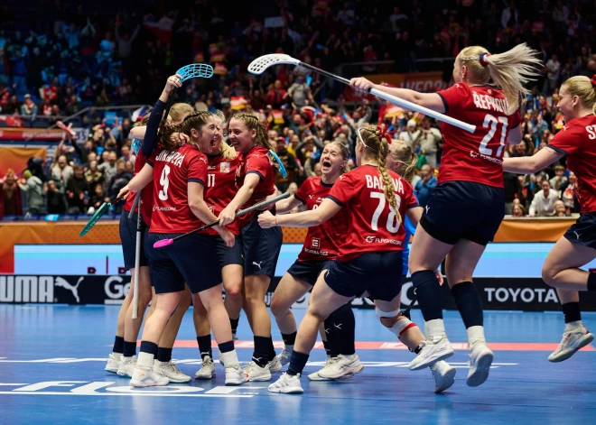Šveices florbolistes pēc 20 gadu pārtraukuma triumfē pasaules čempionātā; zviedrietes paliek bez medaļām