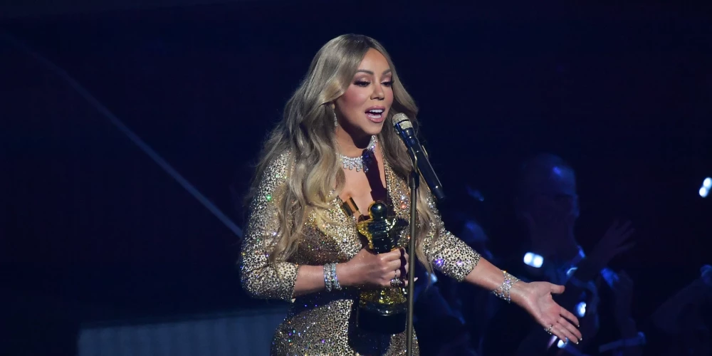 Meraija Kerija kļuvusi par pirmo mūziķi, kas izziņota kā māksliniece atklāšanas ceremonijā.