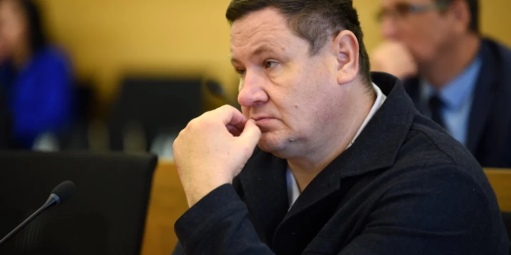 Ogres valdošās koalīcijas deputāti neplāno atbalstīt opozīcijas priekšlikumu gāzt Egilu Helmani.