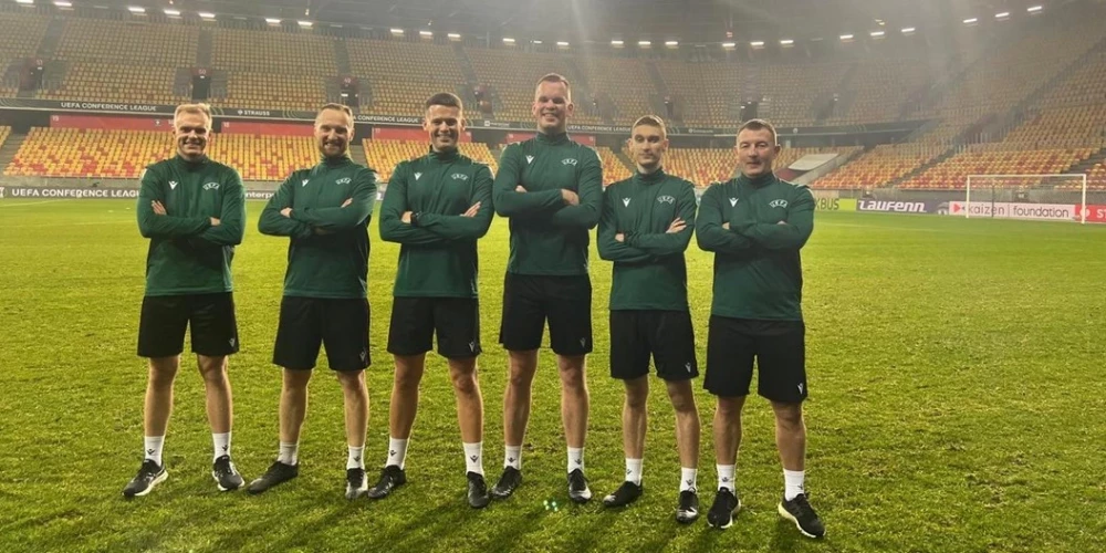 Edgars Maļcevs (trešais no labās) kopā ar kolēģiem.