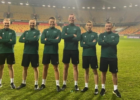 Edgars Maļcevs (trešais no labās) kopā ar kolēģiem. 