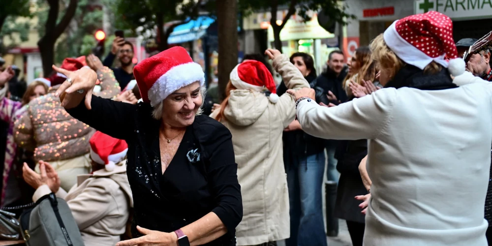 Apmeklētāji priecājas tradicionālajā Ziemassvētku tirdziņā "Plaza Mayor" laukumā Madridē, Spānijā, 2025. gada 14. decembrī.