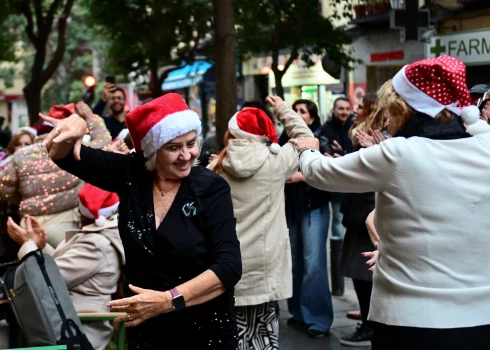 Apmeklētāji priecājas tradicionālajā Ziemassvētku tirdziņā "Plaza Mayor" laukumā Madridē, Spānijā, 2025. gada 14. decembrī.