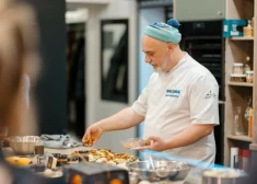 Kāpēc piparkūkas cept uz apgrieztas pannas? Lauris Aleksejevs atklāj savus virtuves noslēpumus