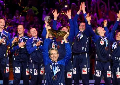 Norvēģijas handbolistes pēc panākuma pasaules čempionātā, ar trofeju rokās Katrīne Lunde.