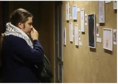 FOTO: Rīgā īpašā izstādē apskatāmi Gazā cietušo bērnu darbi