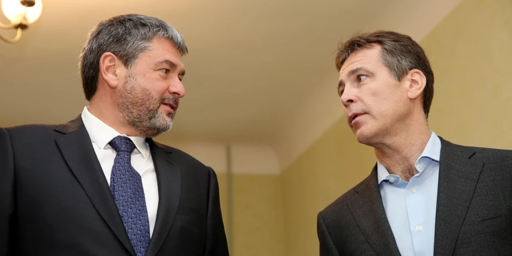 Эстонский миллионер Олег Осиновский (слева) и бывший председатель правления Latvijas dzelzceļš Угис Магонис.