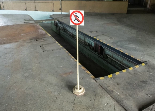 Kādā īpašumā Talsos auto remonta bedrē atrasts cilvēks bez dzīvības pazīmēm; policija atklāj notikušā detaļas