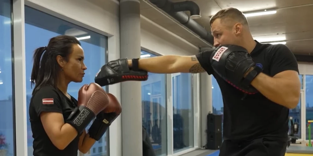 Aleksandra Kurusova un Mairis Briedis boksa treniņā.
