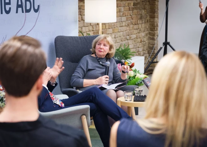 Omulīgā gaisotnē aizvadīti Jura Rubeņa jaunās grāmatas atvēršanas svētki.