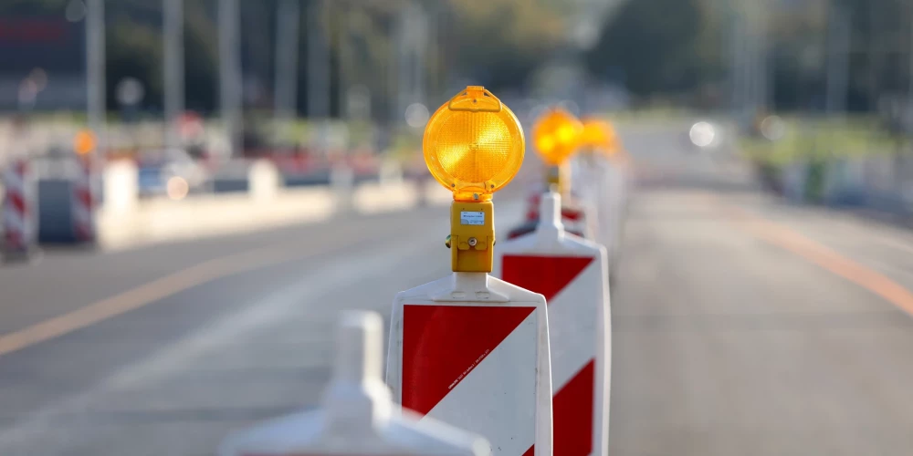 Būvdarbu zonās uz Bauskas šosejas ievada Rīgā un Dienvidu tilta trasē mainīsies satiksmes organizācija.