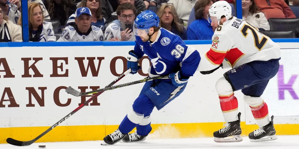 Balinskim divas rezultatīvas piespēles "Panthers" uzvarā pār Girgensona "Lightning" komandu.