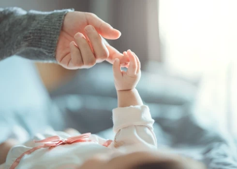 Latvijā reģistrēto jaundzimušo skaits desmit mēnešos sarucis par 10,1%.