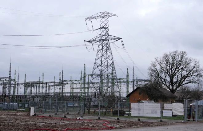 Elektrības piegāde līdz mūsu istabas spildzītei ir gana samudžināta.