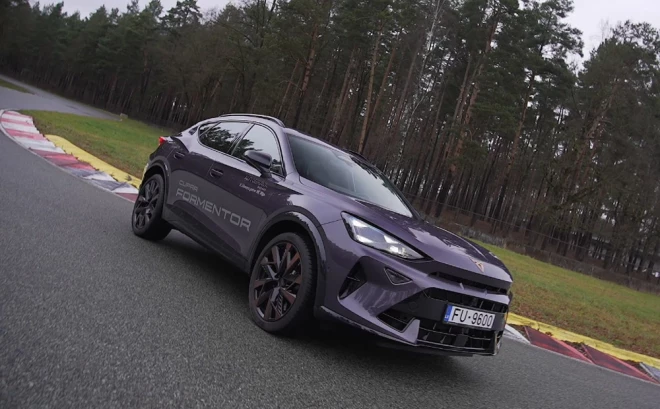 Kupejveidīgā silueta dēļ piemirstas, ka Formentor ir krosovers nevis karstais hečbeks. 