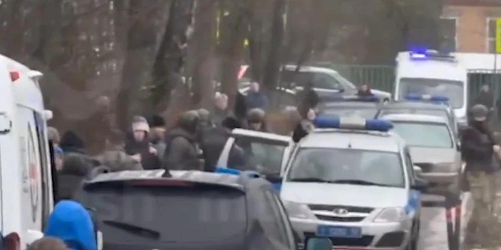 Нападавший на некоторое время закрылся в одном из кабинетов, после чего был задержан правоохранителями.