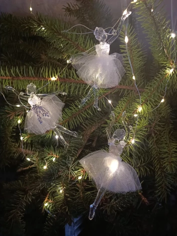 Alise atklāj, ka viņas mīļākie rotājumi ir balerīnas.