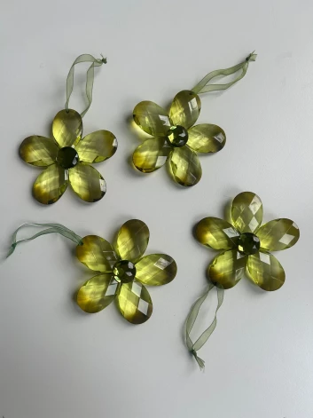 Māksliniecei Elitai Patmalniecei nav viena vienīga mīļākā eglītes rotājuma – katru gadu tas ir cits.