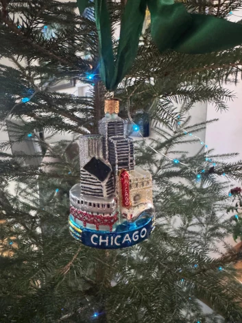 Dziedātājas Olgas Rajeckas mīļākais Ziemassvētku eglītes rotājums atceļojis no Čikāgas.