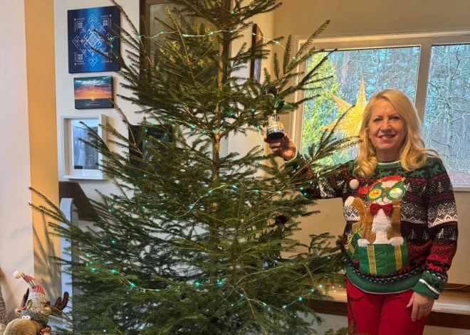 Īpaši stāsti un īpašas mantiņas - ko pašmāju slavenības karina Ziemsvētku eglītē?