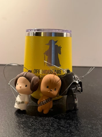 Mūziķa Ralfa Eilanda mīļākie eglītes rotājumi ir kino varoņi – Princese Leia, Čubaka un Dārts Veiders no "Zvaigžņu kariem".