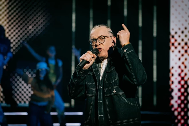 Iejūtoties hiphopa mākslinieka Gacho tēlā, Artūra Uškāna garās matu cirtas sapītas stilīgās bizēs.