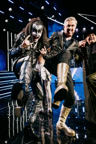 Artūrs Uškāns pirmajā šova raidījumā iejutās rokgrupas "Kiss" vokālista Pola Stenlija ampluā un pirmo reizi dzīvē uzstājās augstpapēžu zābakos.